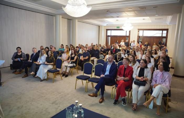   „Biznes napędzany wiedzą.”. W Kielcach rozmawiano o konieczności i możliwościach podnoszenia poziomu kadr